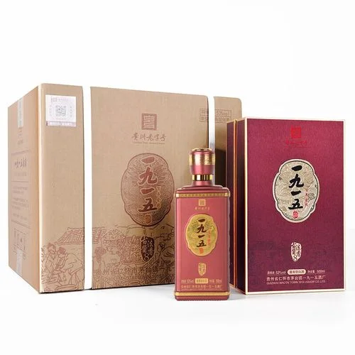 茅台镇老师傅正在进行酱香酒关键的下沙糟醅堆积发酵操作_1