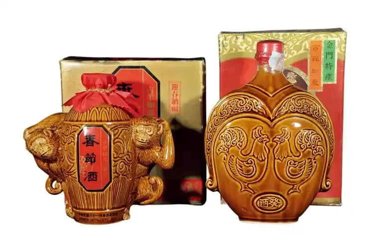 寿光酒厂酿酒师在车间内查看陶坛酒缸的专注工作场景_1