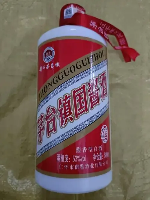 酿酒师在传统车间进行酱香酒高温堆积发酵操作_1