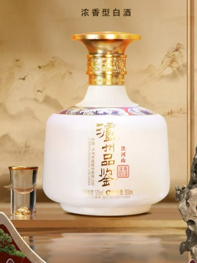 专业品酒室内，一瓶无标陶瓷瓶品鉴酒与品酒杯的特写，展现品鉴酒的原始状态。_1