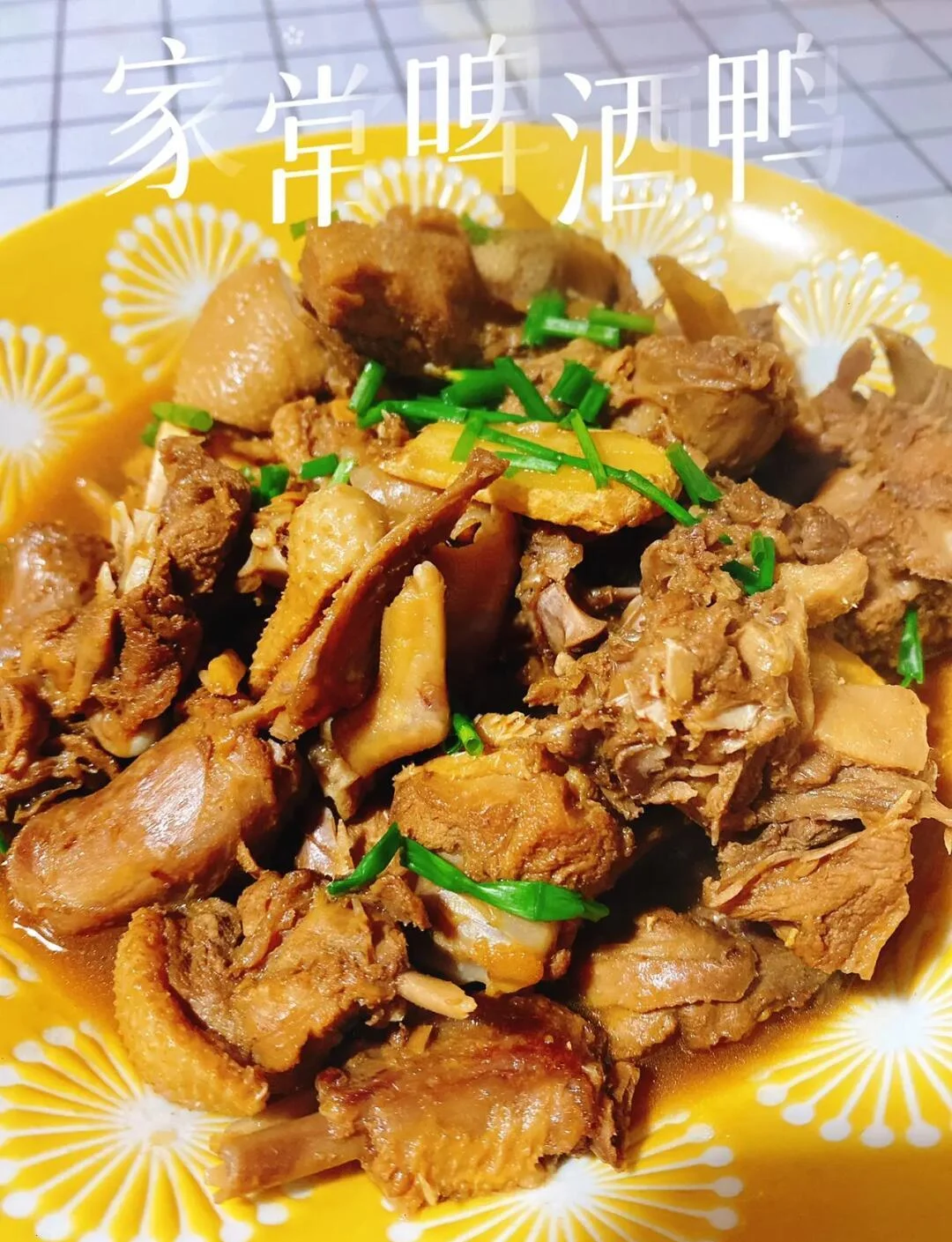 一锅烹饪完成的红酒焖鸭，色泽深红，酱汁浓郁，搭配香料和一杯红酒，看起来非常美味。_1