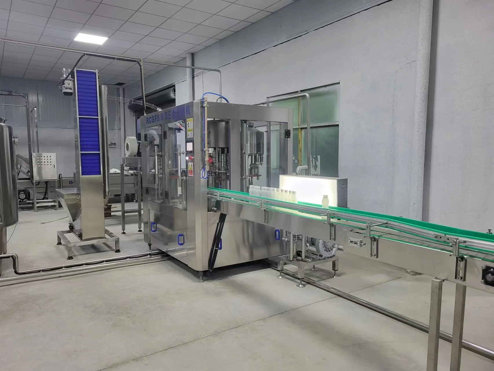 家庭果酒酿造设备全家福：带水封的玻璃发酵罐、水果破碎机、搅拌勺、虹吸管、比重计等工具在工作台上整齐摆放。_1