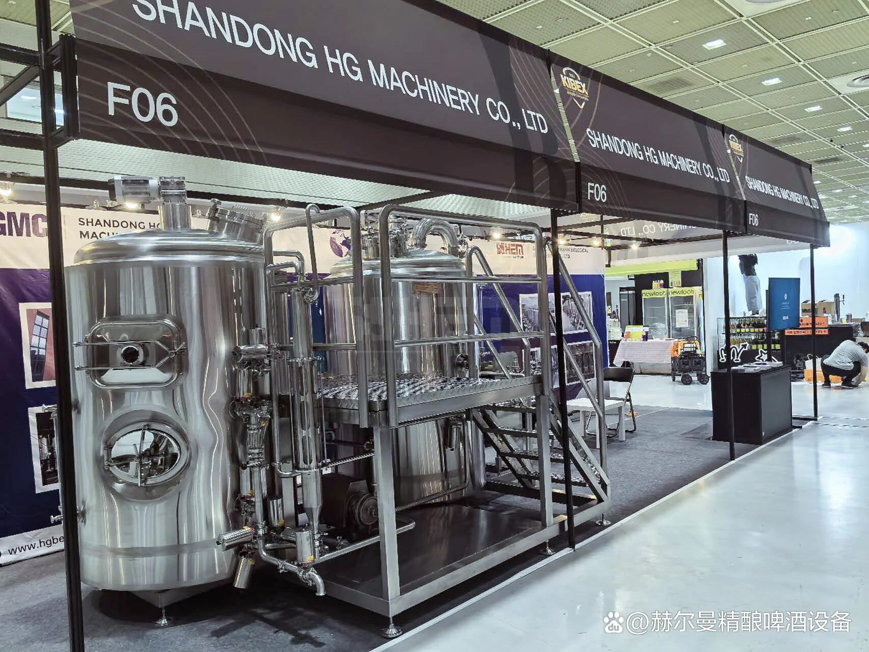 家酿啤酒设备与原料展示，包括不锈钢煮沸壶、发酵桶、多种麦芽和啤酒花，体现专业自酿过程。_1