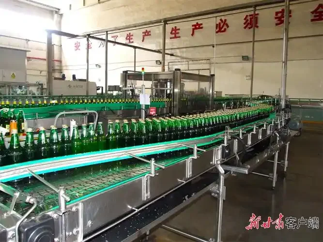 现代化啤酒厂生产线内部场景，展示大型不锈钢糖化与发酵设备_1