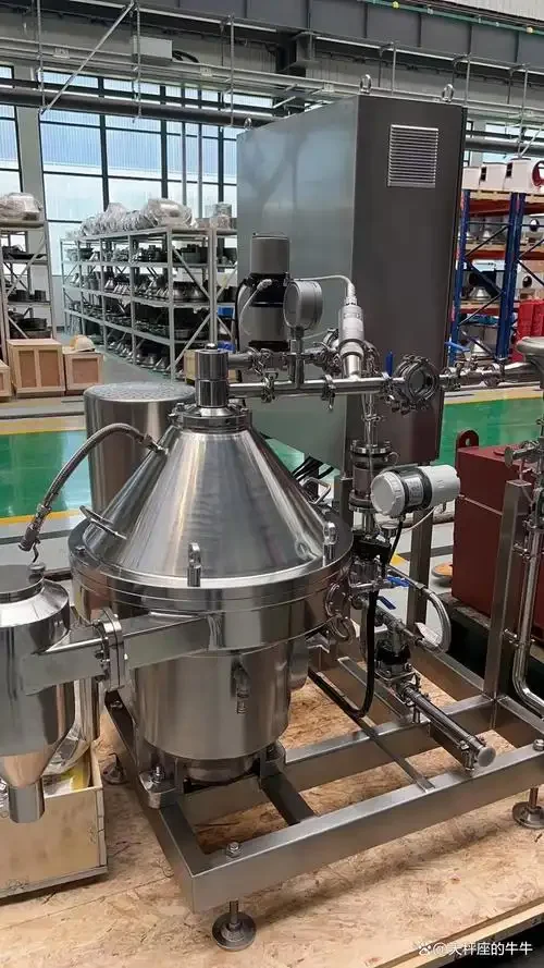 众创酿酒设备与专业酿酒设备对比图：左侧为集成式众创设备，右侧为厚重不锈钢传统蒸锅_1