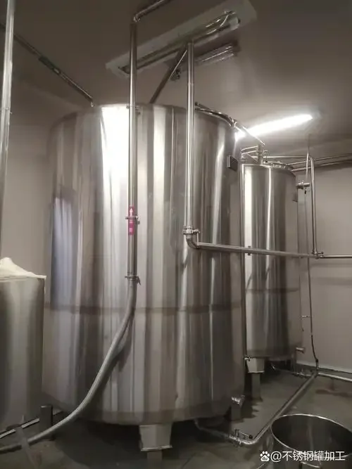 白酒实验室核心设备工作台展示，包括小型蒸馏器、发酵罐、分析天平等_1