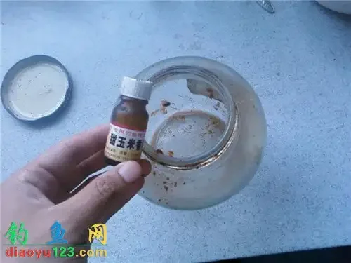 山奈和丁香浸泡在琥珀色药酒中的特写图片，旁边配有完整药材和钓鱼用具。_1