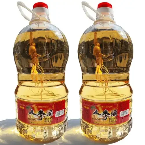 一瓶正在浸泡中的人参酒特写，展示人参在酒体中的状态和色泽_1