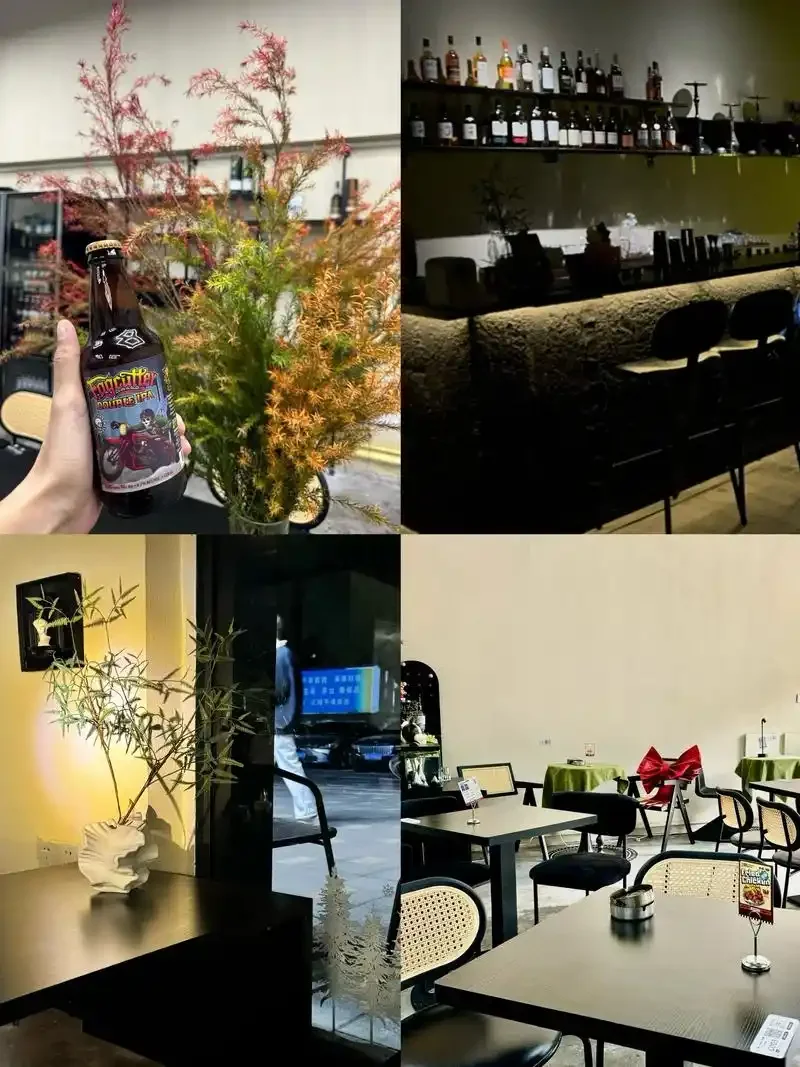 一个氛围温馨的专业精酿小酒馆内景，展示了酒头、吧台和客人品酒的场景_1