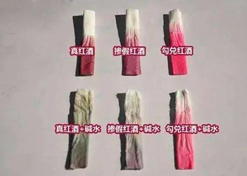 资深酿酒师正在通过倾斜酒杯，在白纸上观察红酒的色泽与清澈度，进行红酒外观的初步鉴定。_1