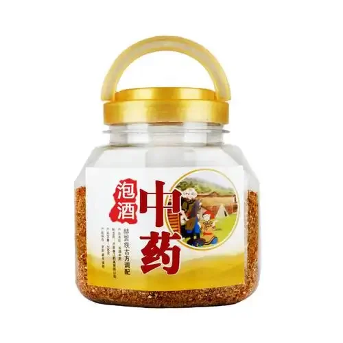 阿魏切片在透明白酒中自然浸泡的微距特写，展示阿魏泡酒钓鱼秘方的原始状态_1