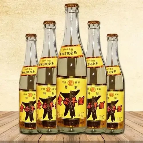1994年山西老白干酒真伪对比鉴别图，展示真品与仿品在瓶身细节上的显著差异。_1