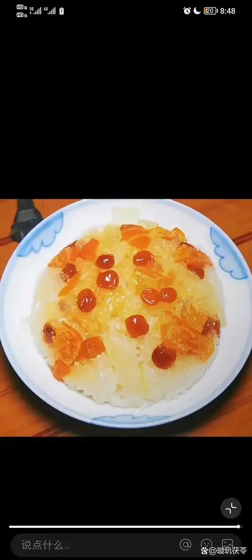 一碗制作成功的甜酒饭，米粒饱满，中间有酒窝，旁边放有制作工具和酒曲。_1