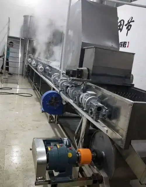 一套不锈钢小型粮食酒蒸馏设备，包含主要部件，摆放在工作间内_1