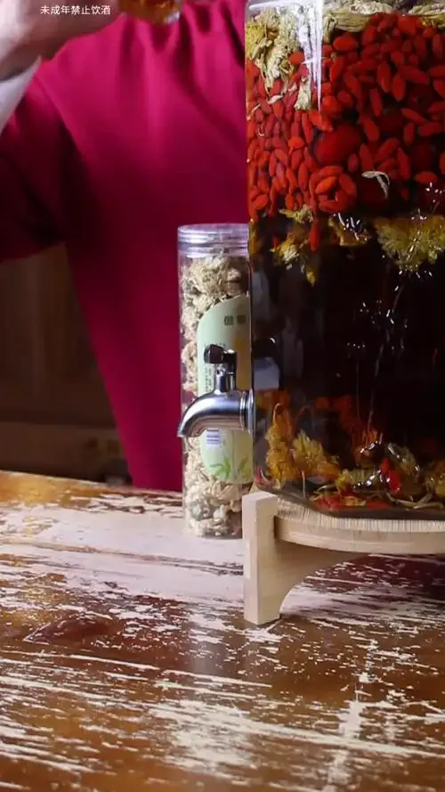 泡酒罐特写，展示桑葚酒与冰糖的黄金比例，旁边有秤和手写比例便签_1