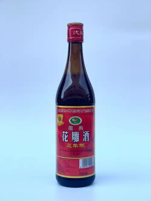 封存于江南老酒窖中的陈年黄酒陶坛，展现传统老黄酒陈酿的岁月感与工艺精髓_1