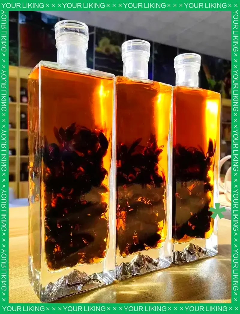 马蜂泡酒成品展示：透明玻璃罐中金黄酒液与完整马蜂特写_1