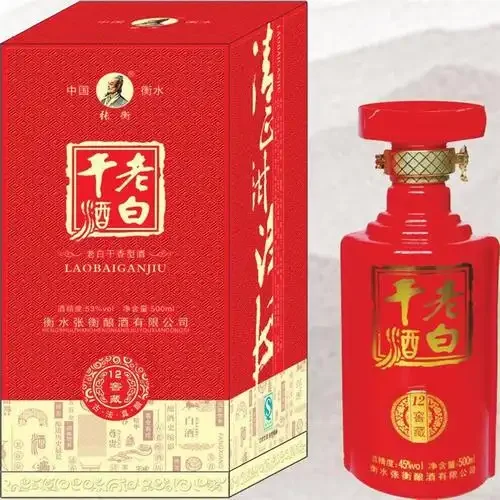 酿酒大师在传统工作坊内查看陶坛酒液，展现手工酿酒的专注与匠心环境_1