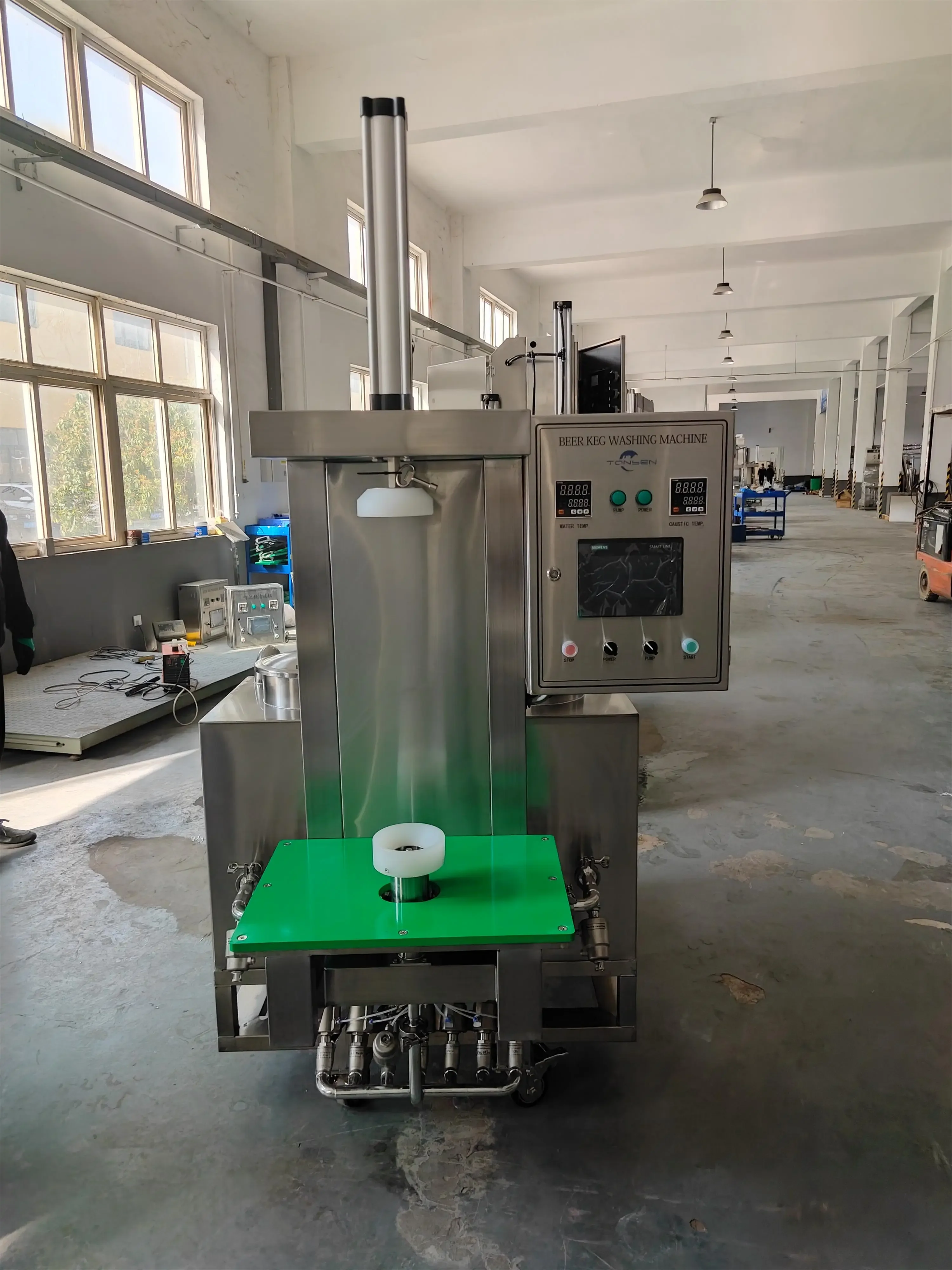 一套完整的家庭自酿啤酒设备（煮沸罐、发酵桶等）与原材料（麦芽、啤酒花）和一杯新鲜的精酿啤酒摆放在一起_1