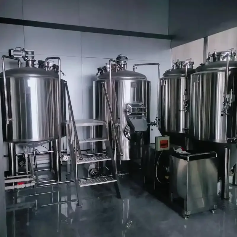 酿酒师在专业啤酒坊中检查和调试不锈钢现酿啤酒酿造设备_1