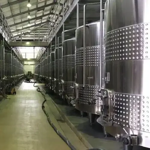 葡萄酒厂车间内部，展示不锈钢发酵罐、除梗破碎机及橡木桶等核心生产设备_1