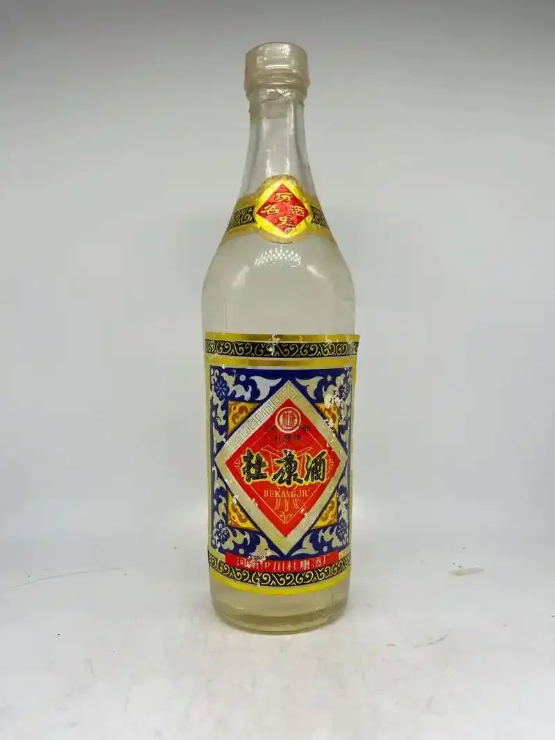 河南三大名酒宋河粮液、宝丰酒、仰韶彩陶坊静物组合展示，配以酿酒原料高粱麦粒，展现豫酒深厚底蕴。_1