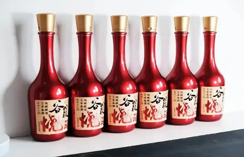 谷小酒与透明醒酒器、陶瓷酒杯及酿酒粮食的对比展示图，用于鉴别纯粮酒特征。_1