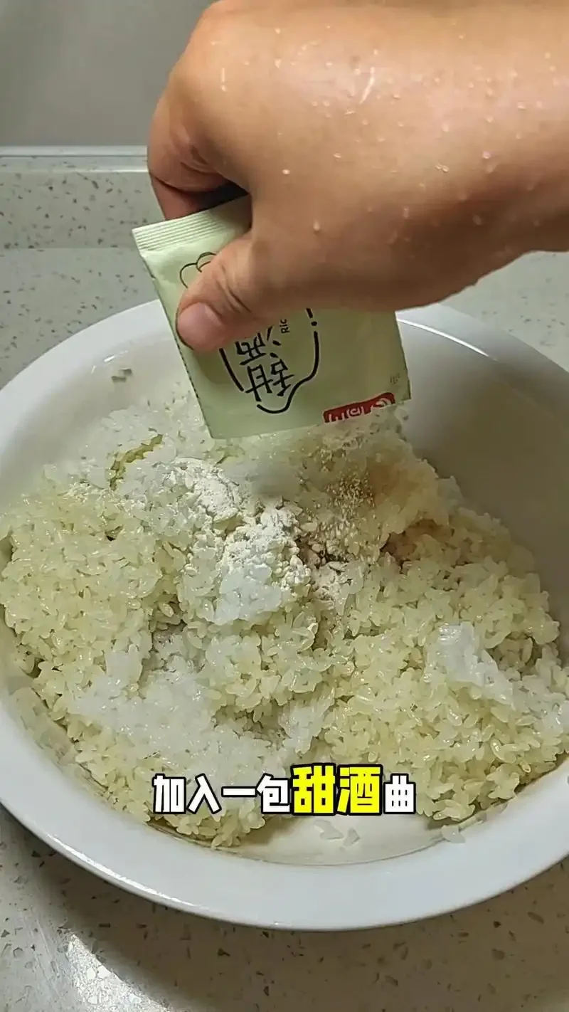 家庭自制甜米酒发酵过程特写，玻璃罐中米粒饱满，酒汁清澈，展现成功发酵状态。_1