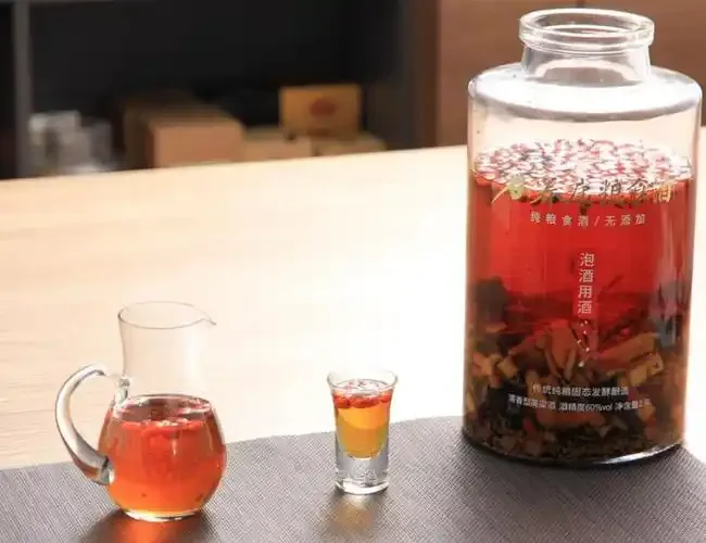 一个装满金黄色酒液的玻璃酒坛，酒中可见红色的藏红花丝，旁边是原料和笔记，展示家庭酿造藏红花酒的场景_1