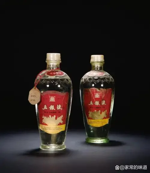 酿酒师工作台，背景酒架上陈列着茅台、五粮液等名酒，前景是盛满粮食酒的酒坛和酿酒原料。_1