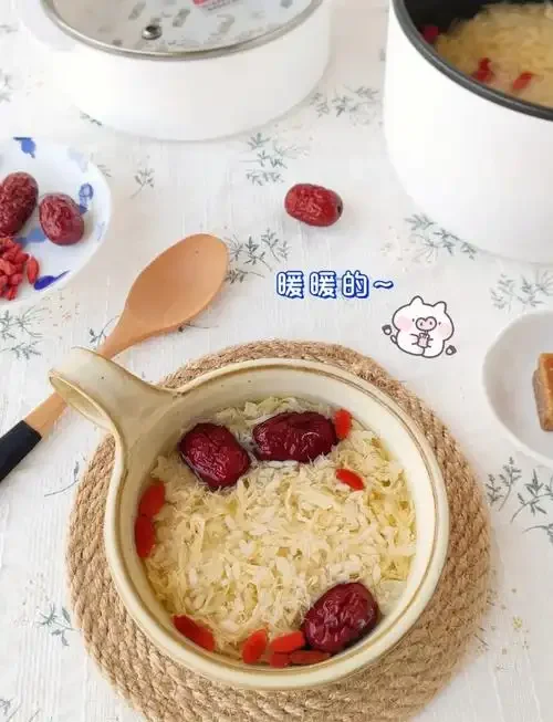 一碗刚煮好的甜酒酿煮鸡蛋，汤色乳白微黄，蛋花滑嫩，点缀着红色枸杞，热气腾腾，看起来非常温暖诱人。_1