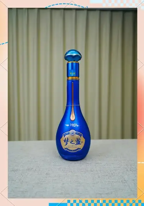 酿酒师傅从传统泥窖中取出正在发酵的浓香型白酒酒糟，展现老窖泥与酒糟的共生状态_1