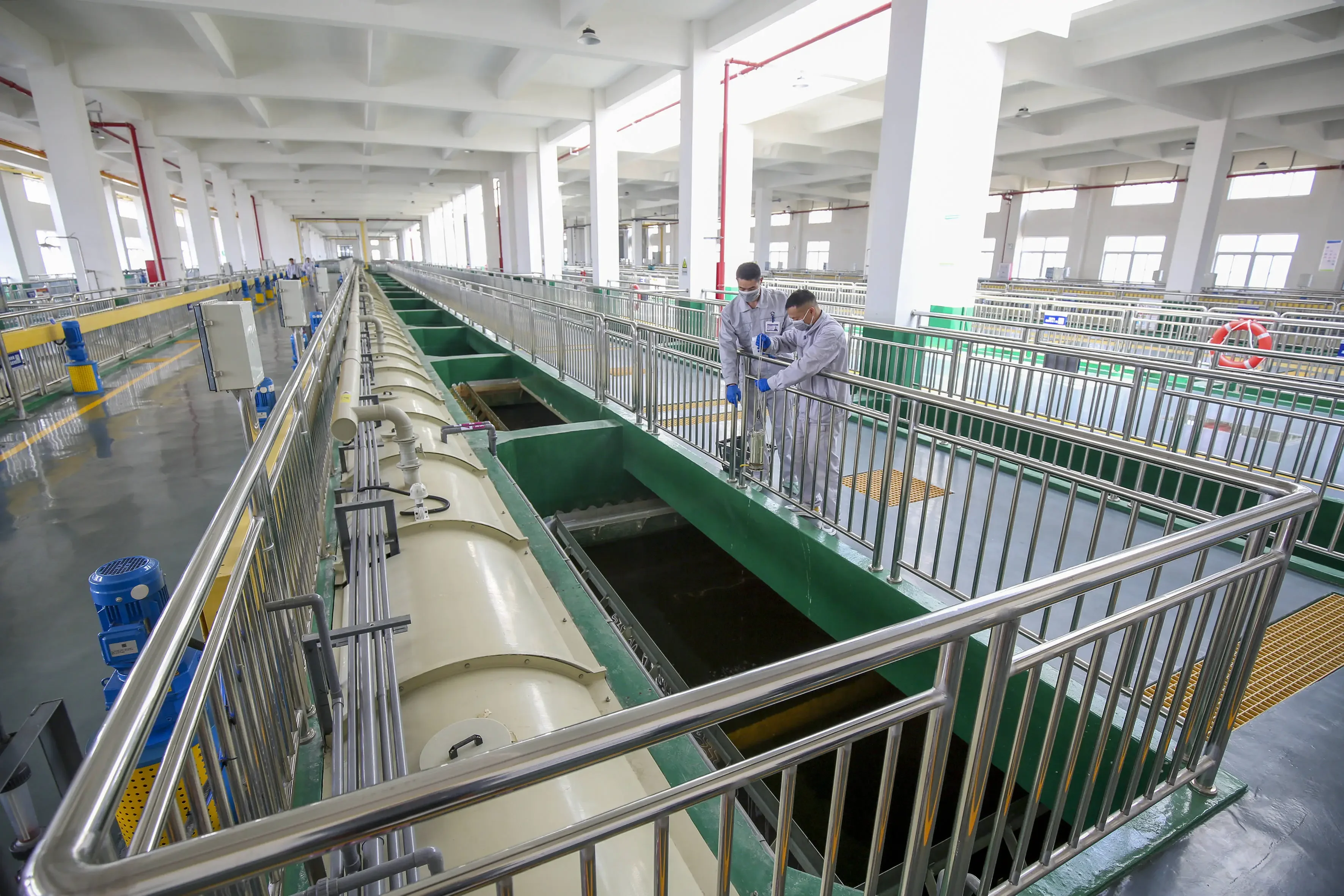 白酒生产废水处理工艺流程图，从原水到达标排放的各处理单元示意_1