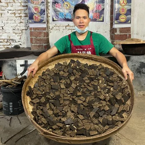 几种适合泡酒的树皮切片与透明泡酒罐在工作台上的展示_1