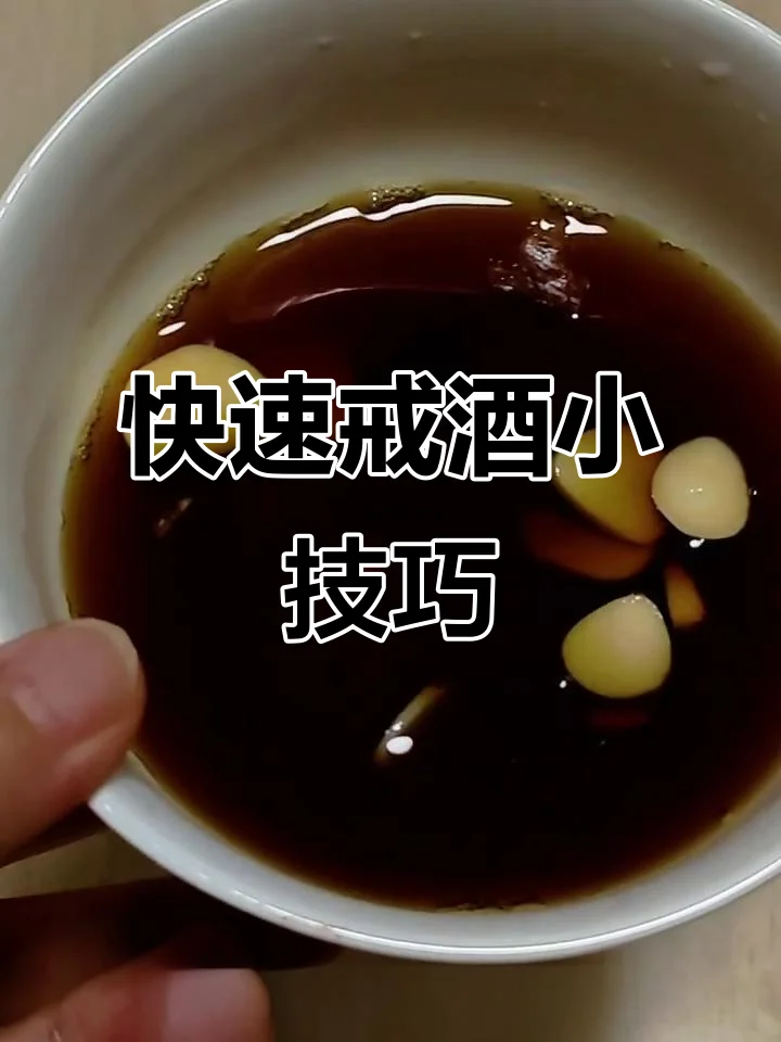 一杯清水与新鲜水果,象征戒酒后开启的健康生活方式_1