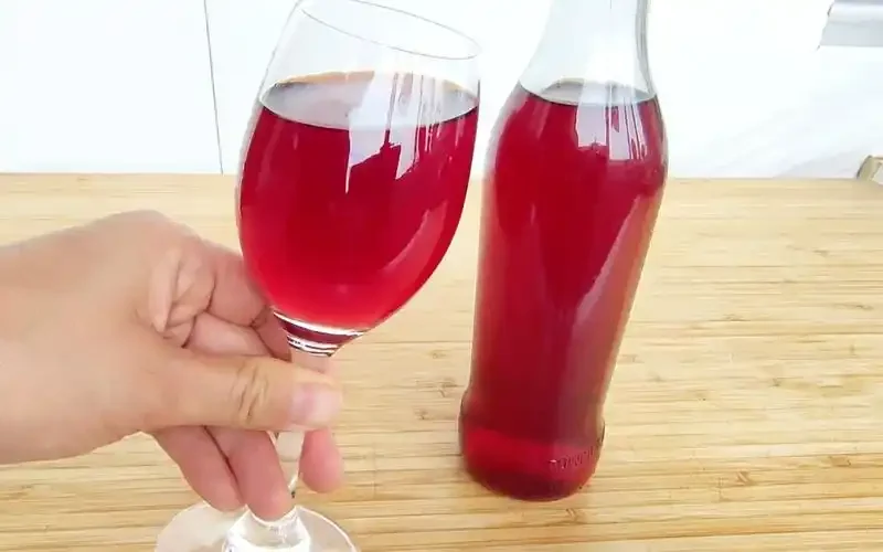 家庭自酿红葡萄酒过程中，手工破碎葡萄的步骤特写_1