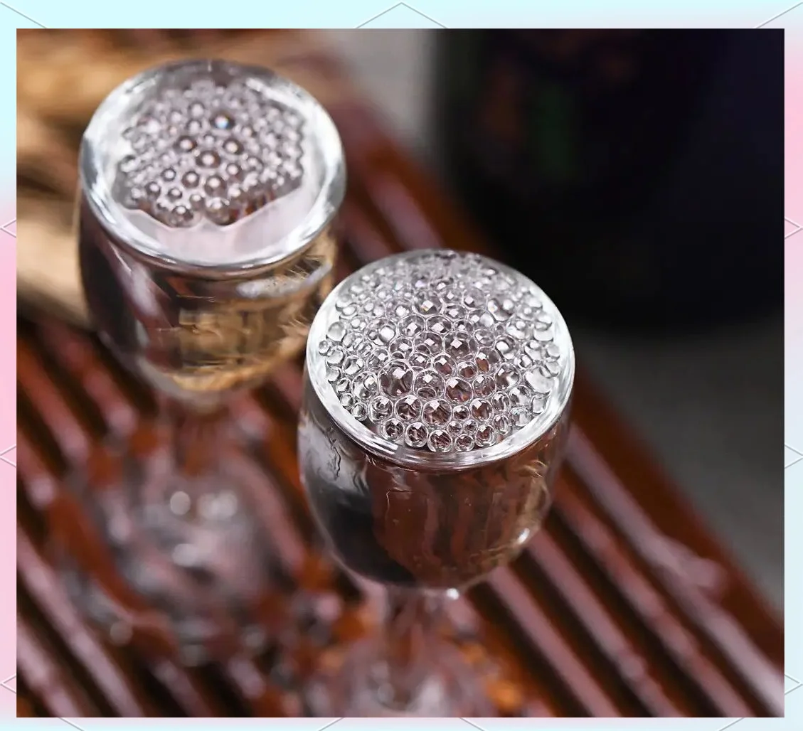 从酒瓶倒酒入杯，杯中形成丰富细密酒花的特写图片，用于展示如何通过酒花形态判断酒质_1