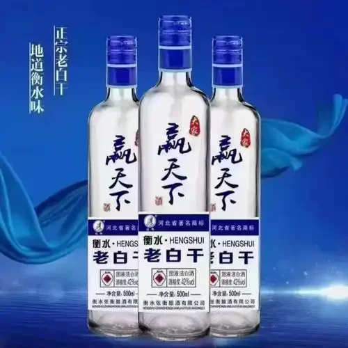 河北张衡酒厂酿酒师傅在传统车间内进行固态发酵酒醅操作现场_1