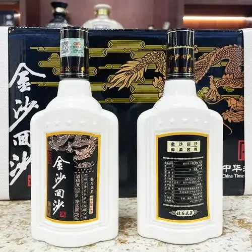 传统酱香白酒酿造车间蒸煮工序实景：酿酒师在晨光中查看甄桶，酒醅蒸汽缭绕_1