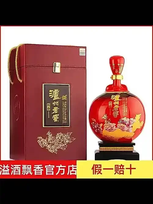 酿酒师在传统老窖池旁检查窖泥,讲解绵柔型白酒酿造的核心环境_1