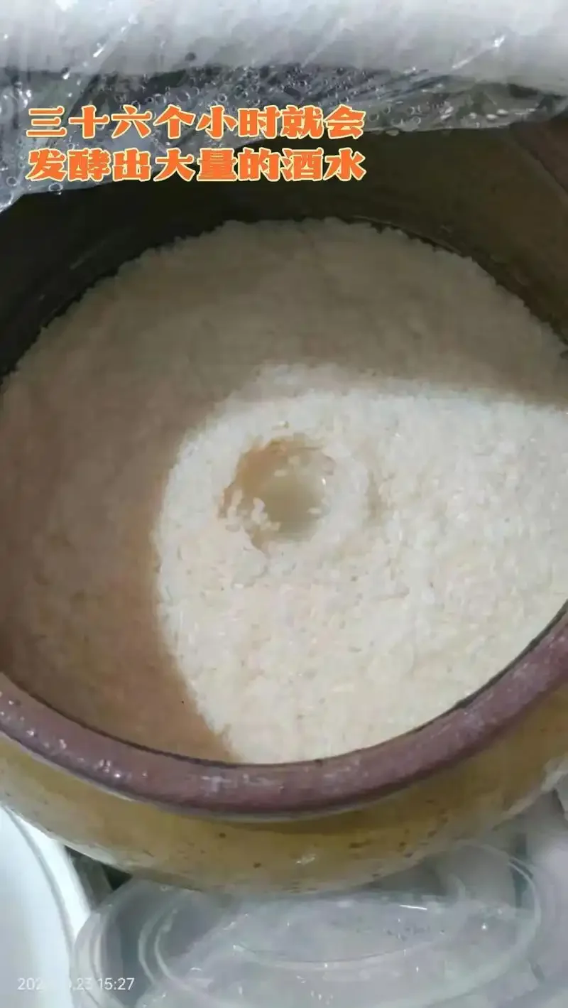 透明玻璃罐中的酒酿半成品，旁边配有温度计，显示30°C的最佳发酵温度_1