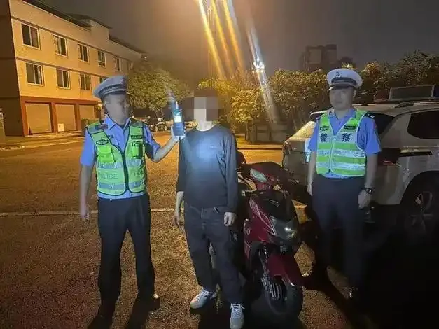 一杯白酒倒映出模糊的危险道路，警示酒驾的严重后果_1