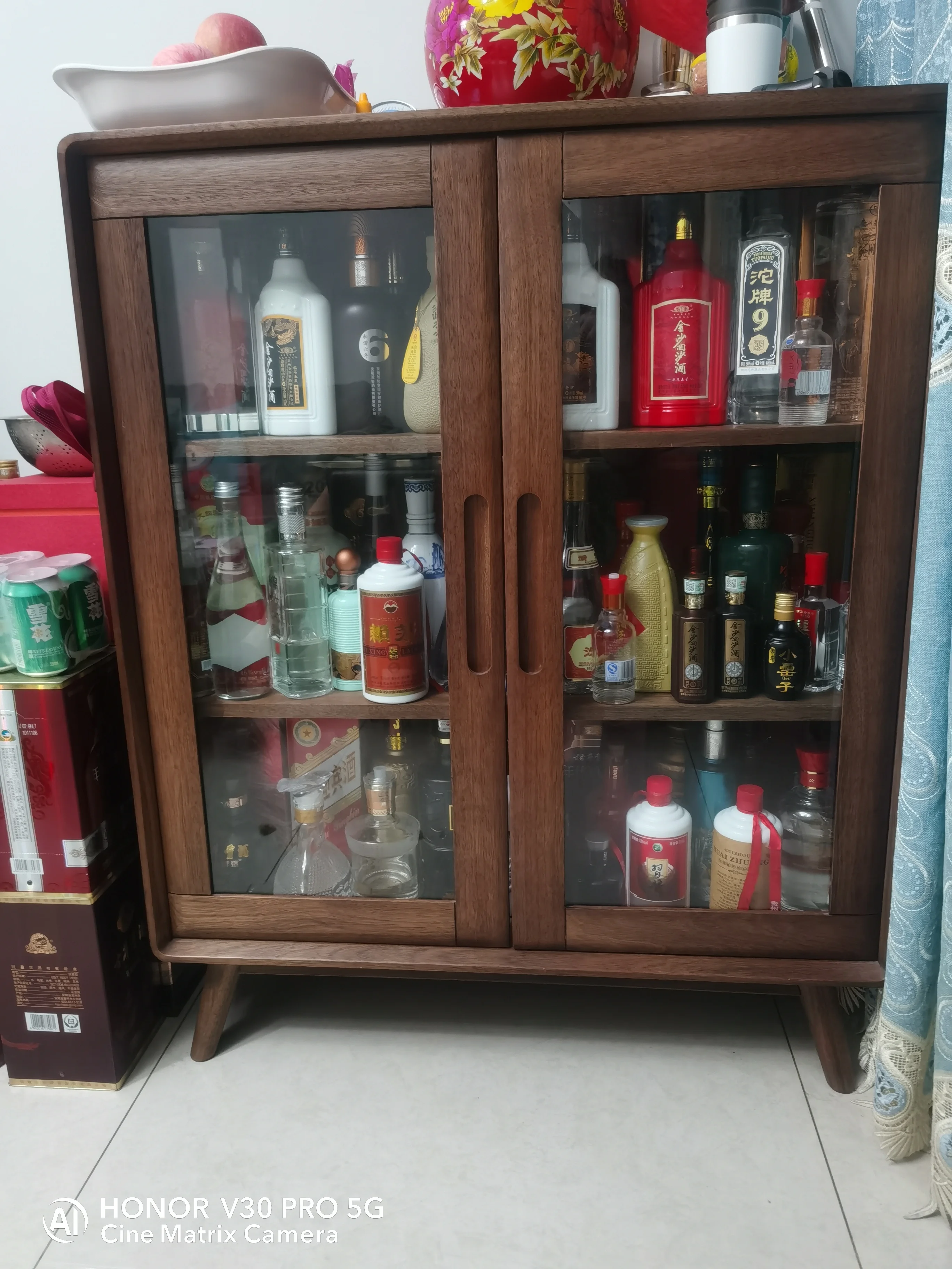 老酒收藏展示：木质酒架上的陈年白酒与陶瓷瓶，体现时间价值与收藏氛围_1