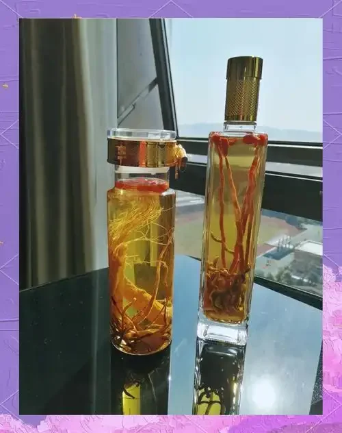 一个透明玻璃瓶中正在浸泡的石斛酒，旁边散落着石斛枝条和一杯已泡好的酒，展示家庭自酿石斛酒的过程。_1