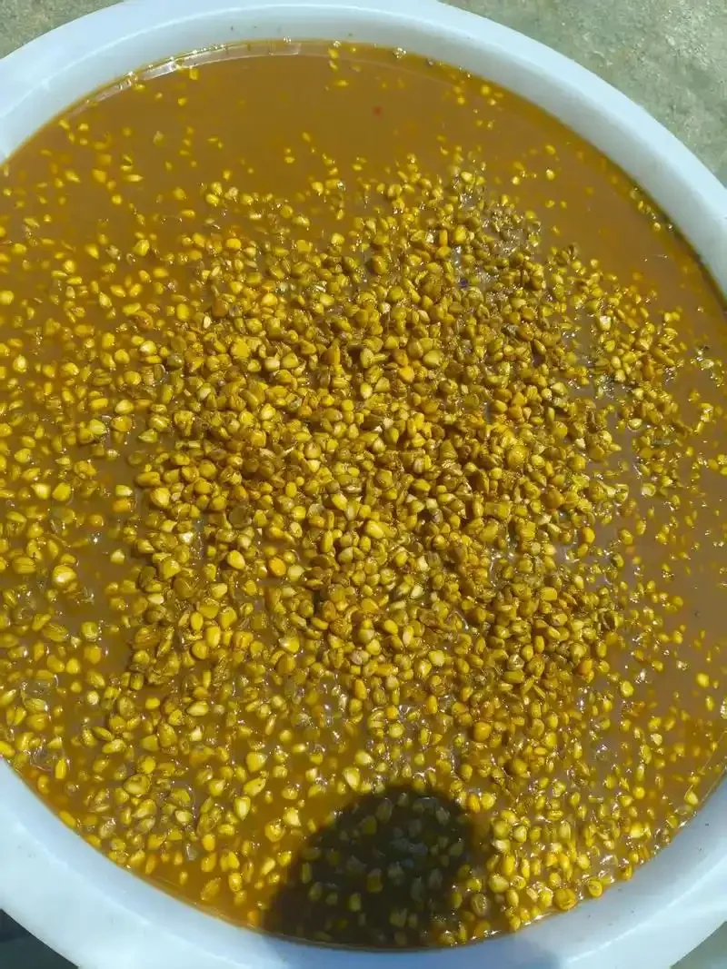 专业温酒场景：透明玻璃酒壶在青瓷碗热水中温酒，热气袅袅，旁边有酒盅和花生米。_1