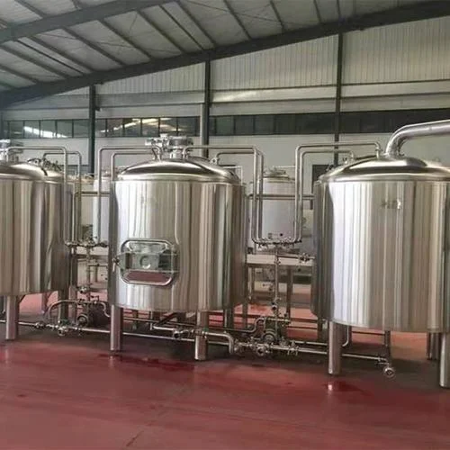 家庭自酿啤酒设备工作台特写，包含不锈钢糖化桶、发酵罐、麦芽和啤酒花_1