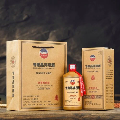 一杯清澈微黄的酱香型白酒，置于白瓷杯中，旁边有品酒笔记，展现专业品评场景。_1