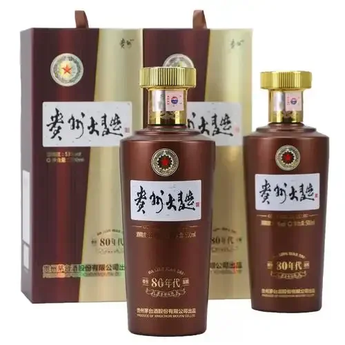 传统大曲块截面特写，展示内部丰富菌丝与红缨子高粱_1