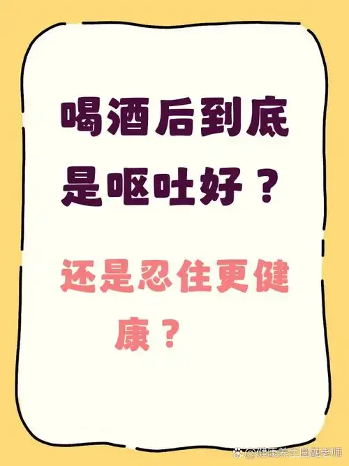 资深酿酒师建议的饮酒搭配：一杯白酒旁配有水果、饼干和清水，体现健康饮酒理念。_1