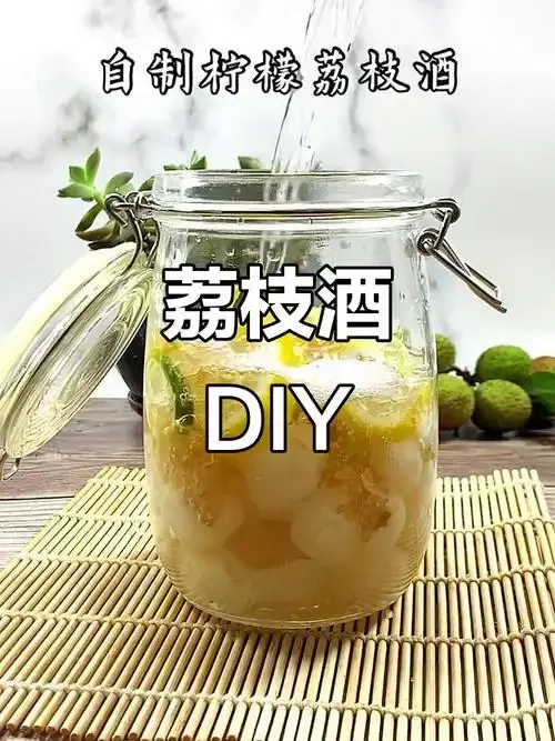 家庭自酿荔枝酒材料准备：玻璃罐中装满去核荔枝肉和白砂糖，旁边摆放着新鲜荔枝与酵母。_1